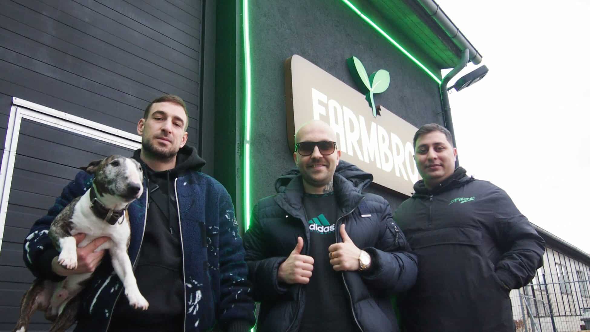 Les Farmbros devant leur magasin