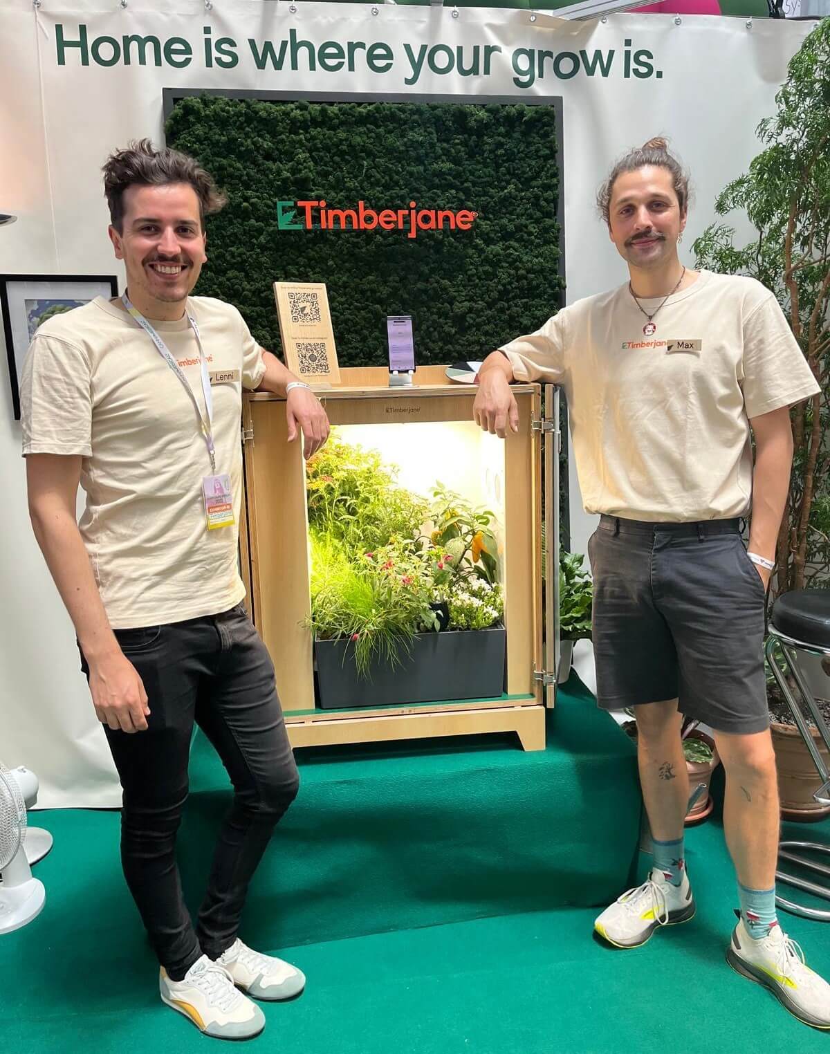 Lenny (i) y Max (d) delante de sus Timberjane